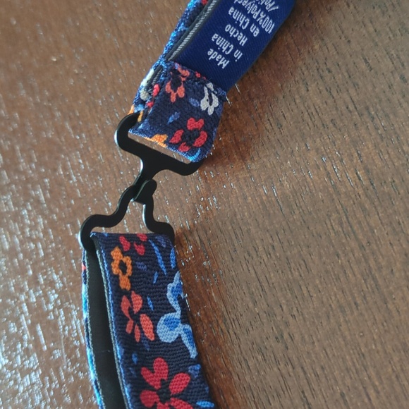 Clasped bow tie - Picture 3 of 4